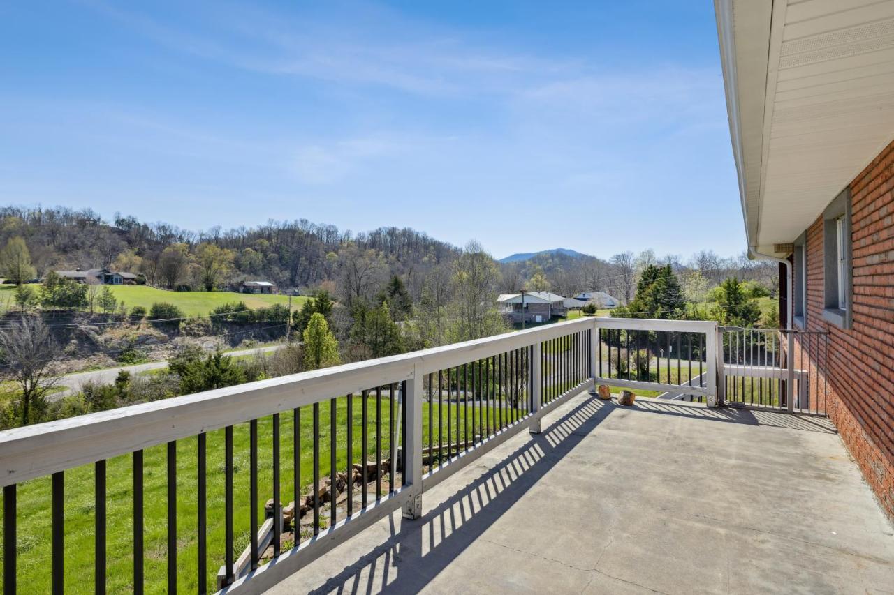 Mid-Century Vintage Brick Ranch Upstairs Guesthouse Sevierville Exterior foto