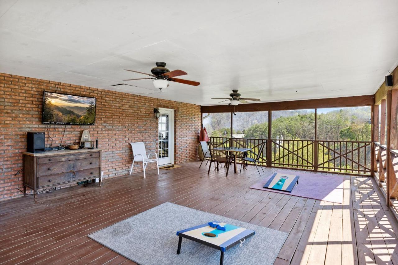 Mid-Century Vintage Brick Ranch Upstairs Guesthouse Sevierville Exterior foto